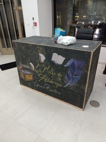 logo créé par Marion Croque, peint sur meuble de librairie
